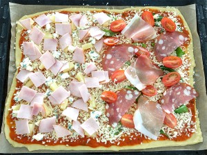 Pizza on täytetty ja valmis paistettavaksi