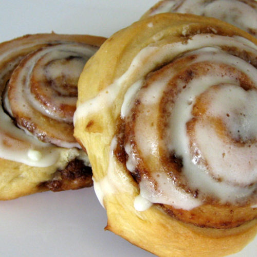 Amerikkalaisia glazed cinnamon bun pullia