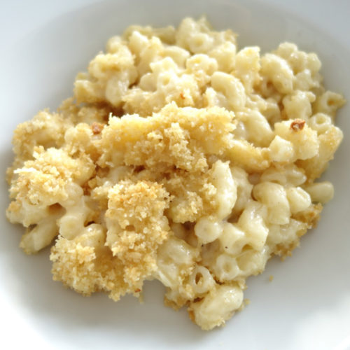 Lähikuva valmiista Mac & Cheeseannoksesta