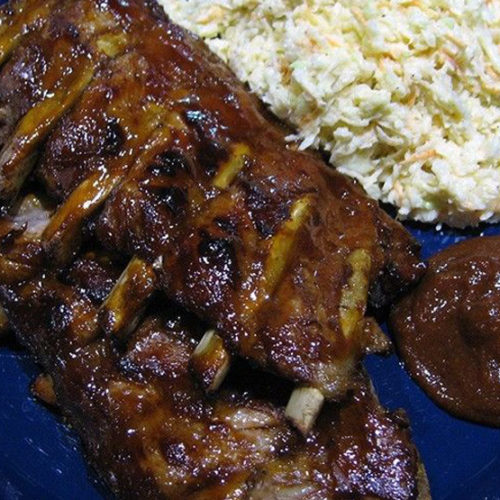 Tarjoile ribsit eli rimpsuluut vaikka coleslaw salaatin ja bbq-kastikkeen kera