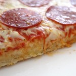 Lähikuva Pizza Rustica Pepperoni Calabrese pizzan pohjasta