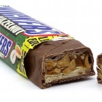 Läpileikkaus Marsin Snickers Hazelnut Limited Edition suklaapatukasta