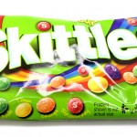 Pussillinen kirpeitä Skittles karkkeja