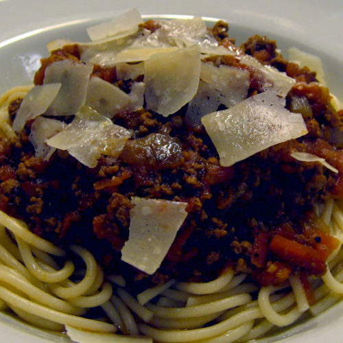 Bolognese kastiketta spagetin kanssa